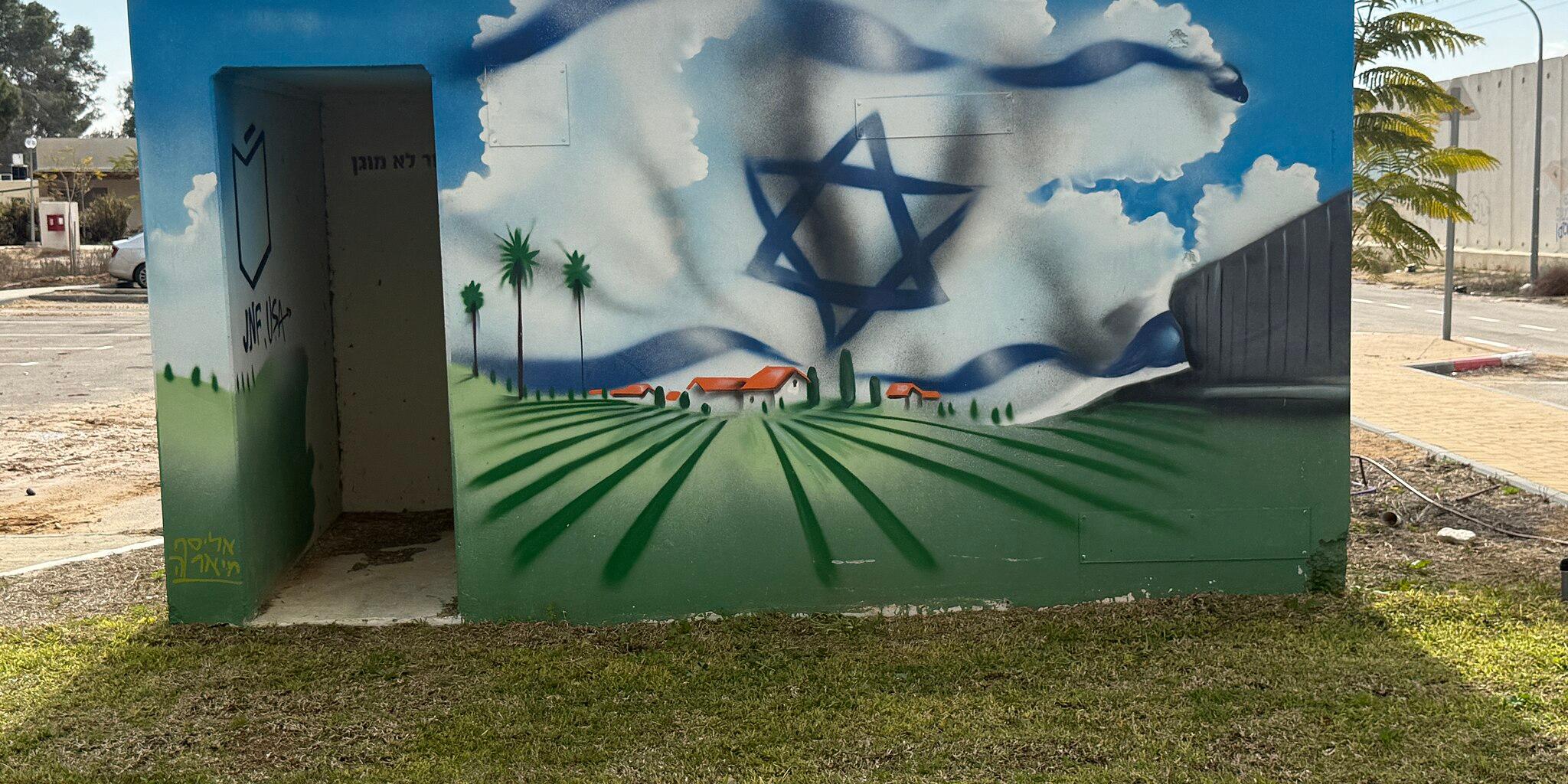 Ein bemaltes Gebäude mit Palmen und einem Davidsstern.