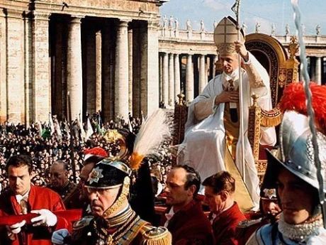 Papst Paul VI. während der Abschlussliturgie des Zweiten Vatikanischen Konzils am 8. Dezember 1965 auf dem Petersplatz im Vatikan auf der „sedia gestatoria“.